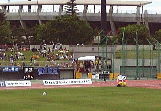 あづま陸上競技場。中央やや下にスコアボードが見える