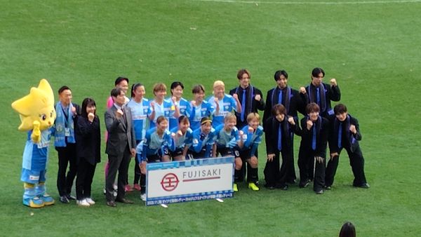 マイナビ仙台レディーススタメンと、イベント出演のMATSURIメンバー